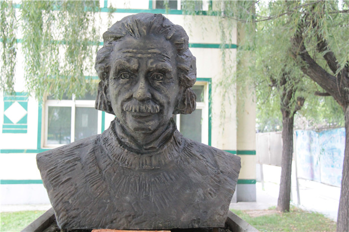 爱因斯坦头像雕塑