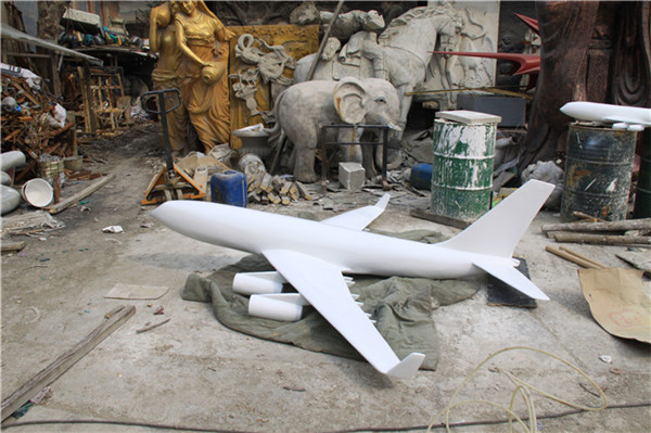 飞机造型雕塑