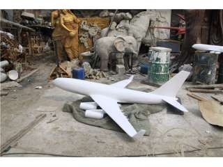 飞机造型雕塑