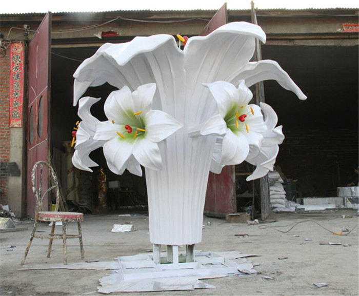 百合花彩绘雕塑