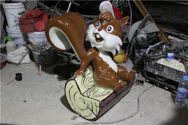 卡通松鼠雕塑