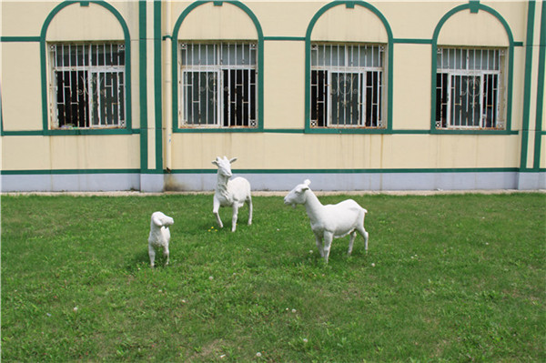 小羊造型雕塑