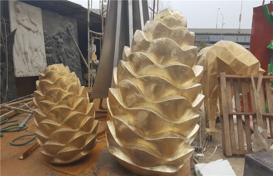 松树塔黄铜雕塑